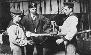 Forget Regular Rope, See Why Hemp Ropes Are Becoming Popular Again 2 young sailer applying tar over a hemp rope